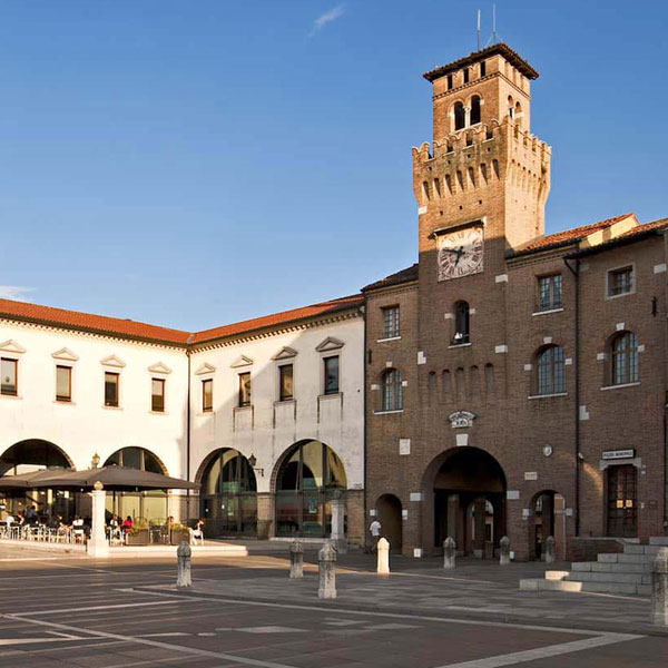 Piazza grande di Oderzo con i suoi storici palazzi. Crediti della foto Visit Veneto