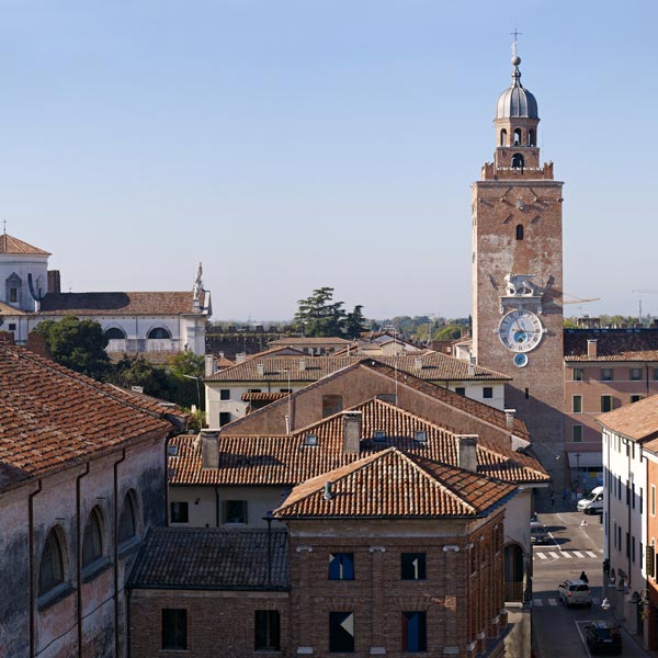 Panorama del centro di castelfranco Veneto con l'iconica torre dell'orologio e Palazzetto Preti