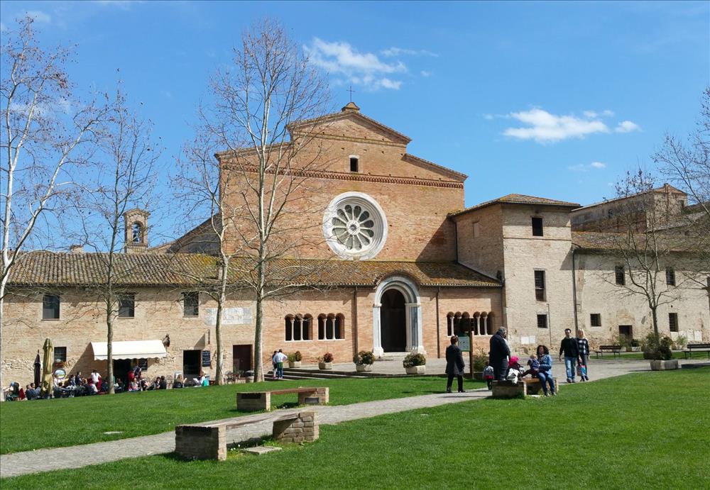 Abbazia di Santa Maria di Chiaravalle di Fiastra