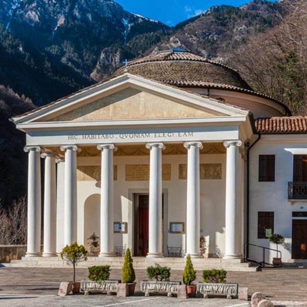 Facciata del santuario della Madonna del Covolo, alle pendici del Monte Grappa