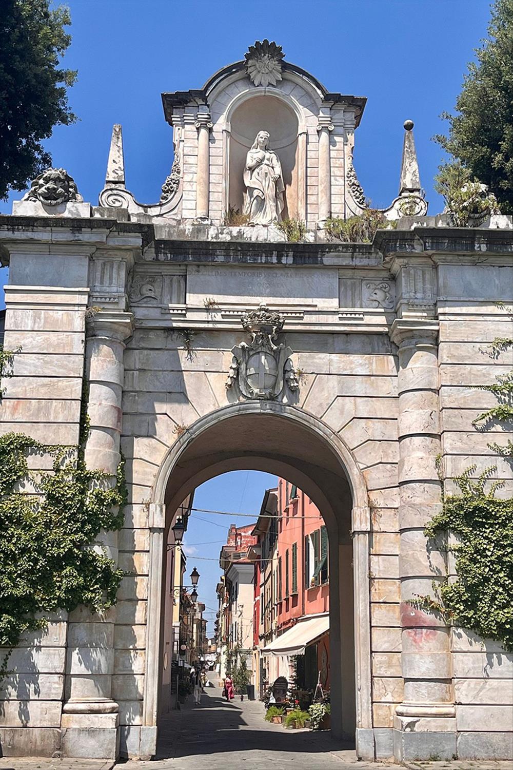 Porta Romana e mura storiche di Sarzana