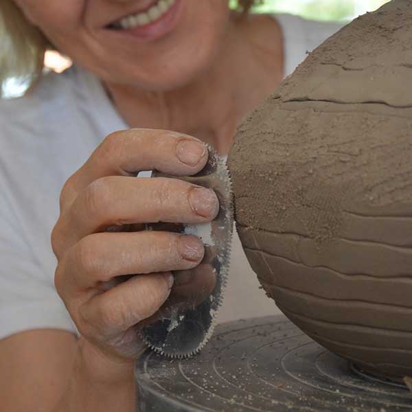 Lorella Pellizzer al lavoro nel suo laboratorio