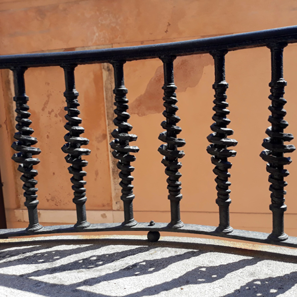 Lavorazione artigianale del ferro battuto - creazione di una ringhiera in ferro