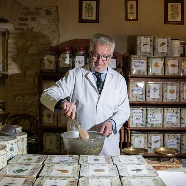 Gianfranco Momoli al lavoro nella sua Naturalmente Erboristeria