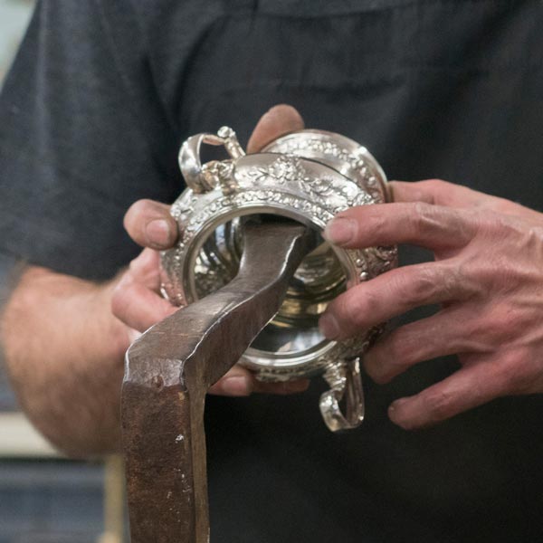 Lavorazione artigianale vasellame argento