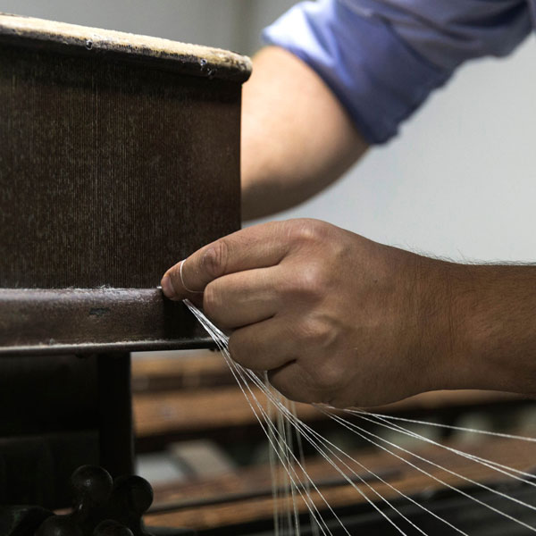 Lavorazione artigianale dei tessuti: sistemazione dei fili