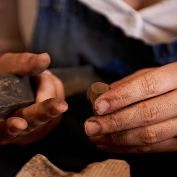 Lavorazione artigianale del legno: creare un mobile in legno