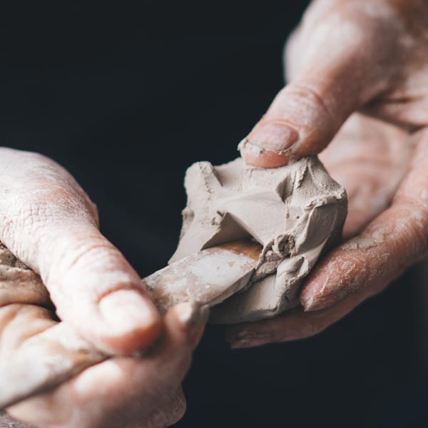 Lavorazione artigianale artistica: dal modello in argilla al manufatto